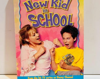 Lizzie McGuire Paperback Book (2003) New Kid in School