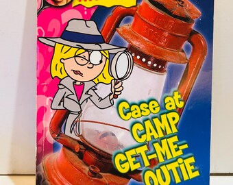 Lizzie McGuire Paperback Book (2004) #2 Case at Camp Get Me Outie (Mysteries)